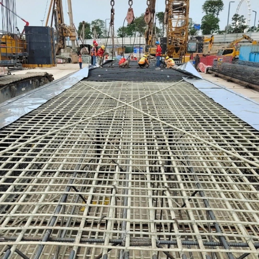 Công nhân đan lưới sàn dầm bê tông bằng cốt nhựa FRP